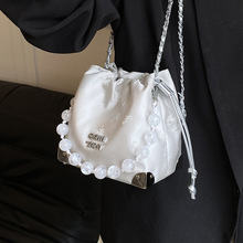 新中式国风串珠手提水桶包包女2024新款设计感褶皱链条单肩斜挎包