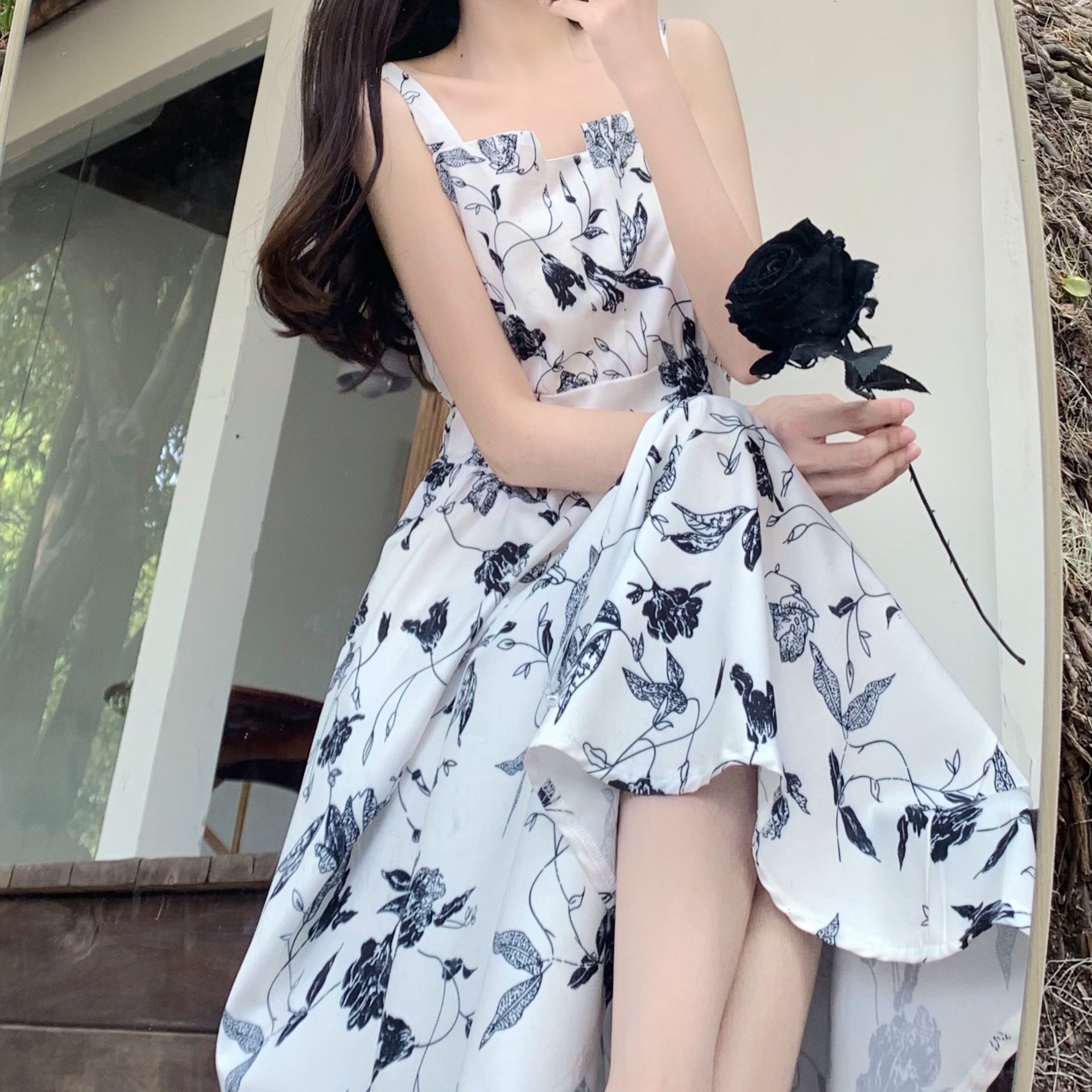 宽肩女吊带图片
