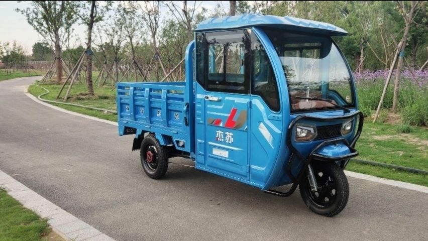 新款带棚半封闭式电动三轮车农家用拉货载客可油电两用方向盘