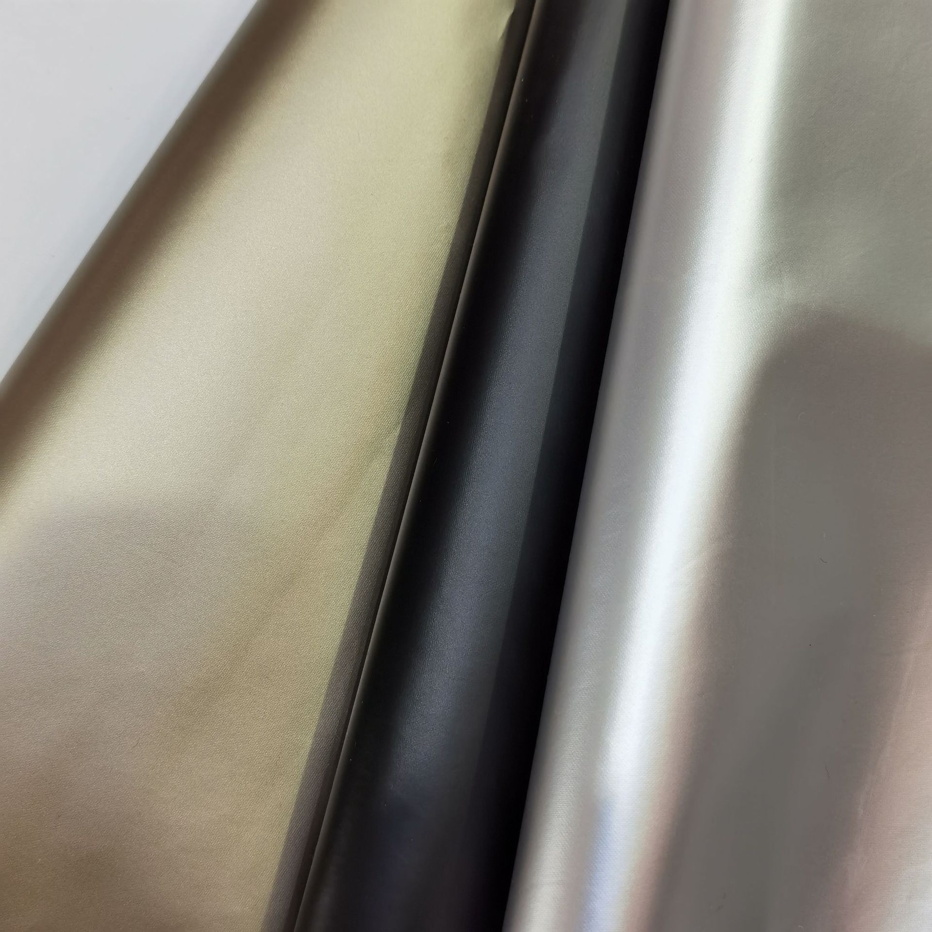 厂家直销亮面面料,时尚羽绒服外套面料,金属色亮面布料,现货供应,联系