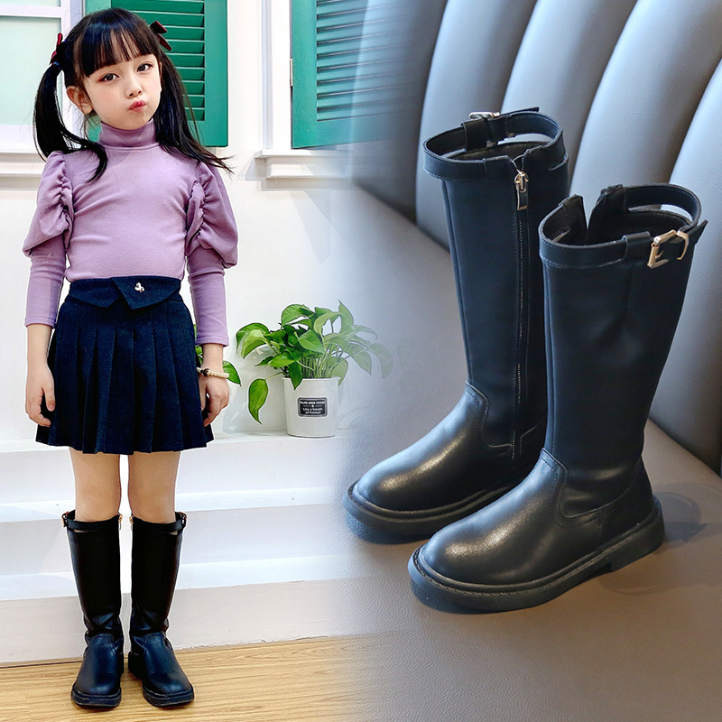 小女孩皮靴