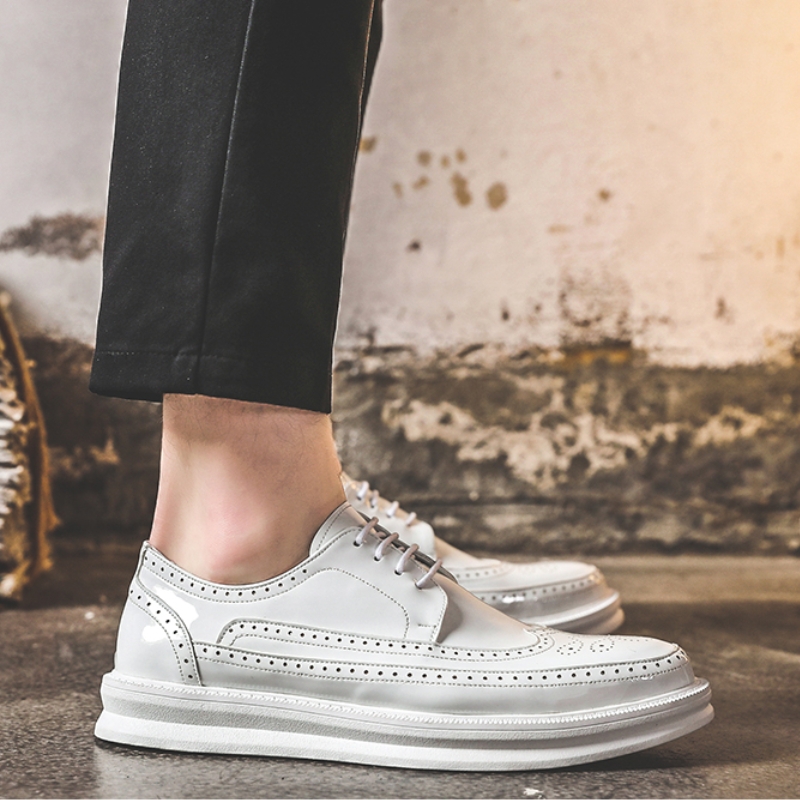 商务正装漆皮亮面白色皮鞋男夏季英伦风雕花布洛克男鞋透气休闲鞋