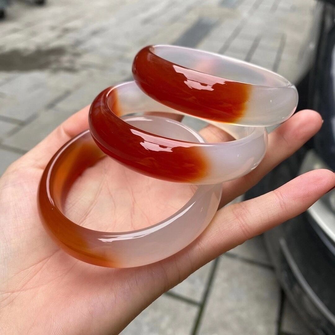 巴西冰红半壁江山玛瑙飘花手镯俏色宽条冰种玉髓镯子半白半红玉镯