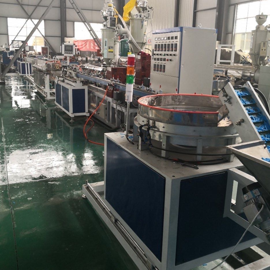 内蒙古内镶贴片式滴灌带生产线 塑料管材设备滴灌带机器