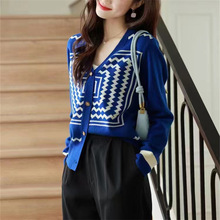 毛衣女V领2022新款条纹秋冬季韩版宽松设计感针织开衫长袖外套女