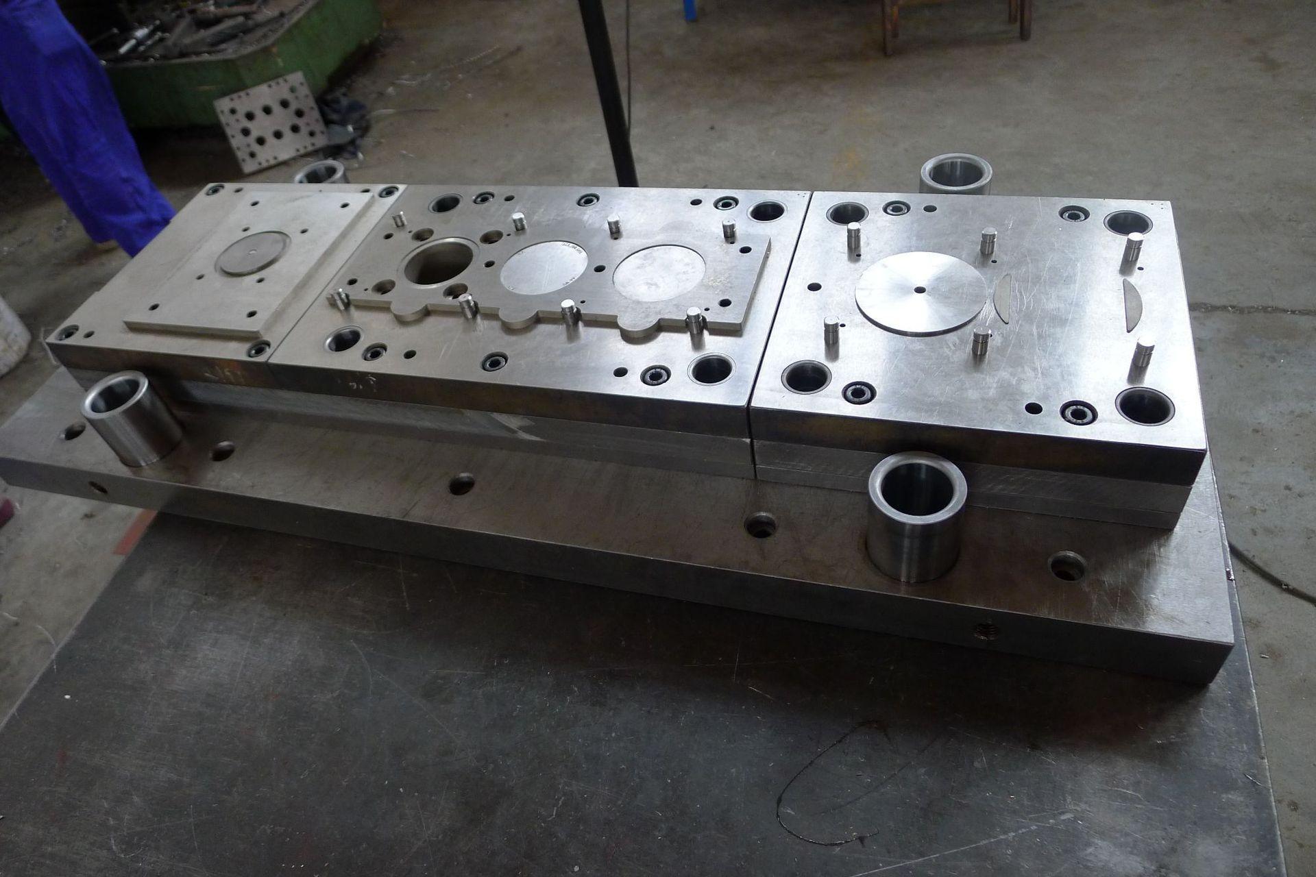 五金件冷冲模具