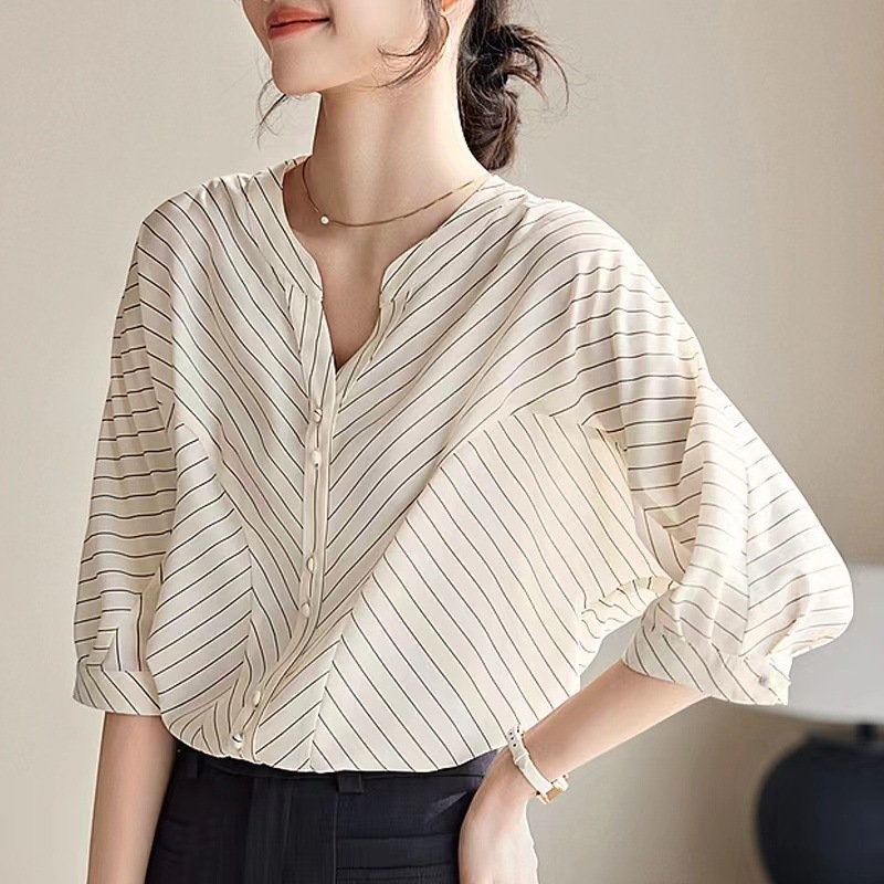 新款条纹高级感v领衬衫女式夏季优雅气质衬衣通勤简约五分袖上衣