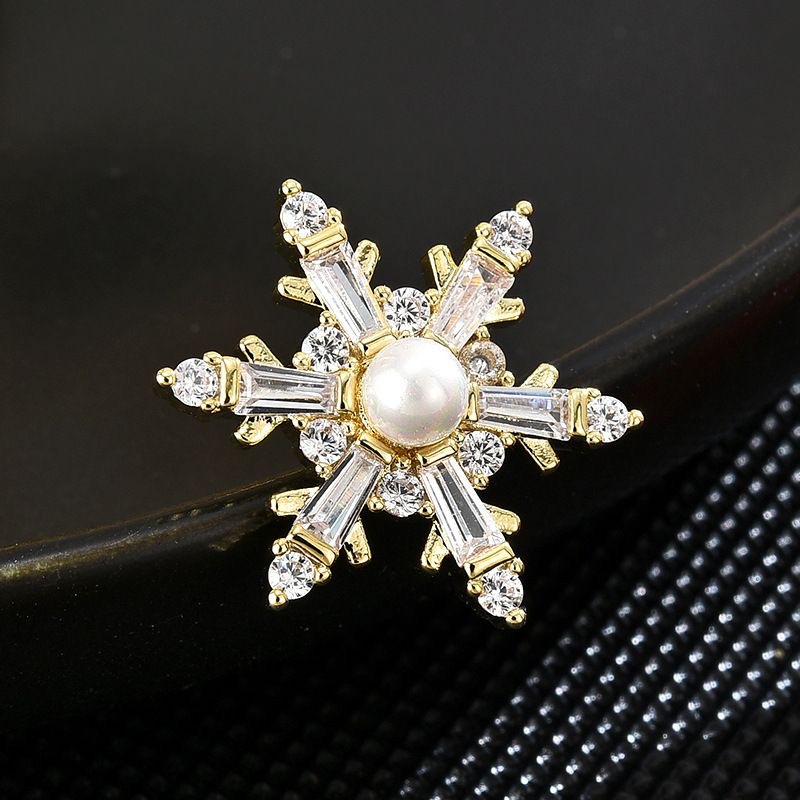 New Mini Three-Dimensional Crystal Snowflake Small Collar Pin Brooch Fixed Korean High-End Small Pin Neckline Accessories