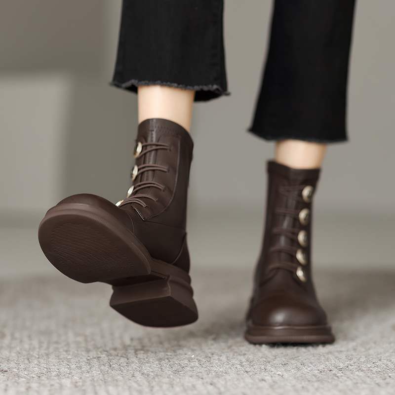 非侈 巨显瘦~真皮圆头徽章马丁靴女2023粗跟棕色弹力瘦瘦靴-阿里巴巴