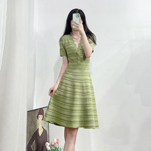 夏季气质高档绿色连衣裙法式设计感小众轻奢心机针织裙子女装