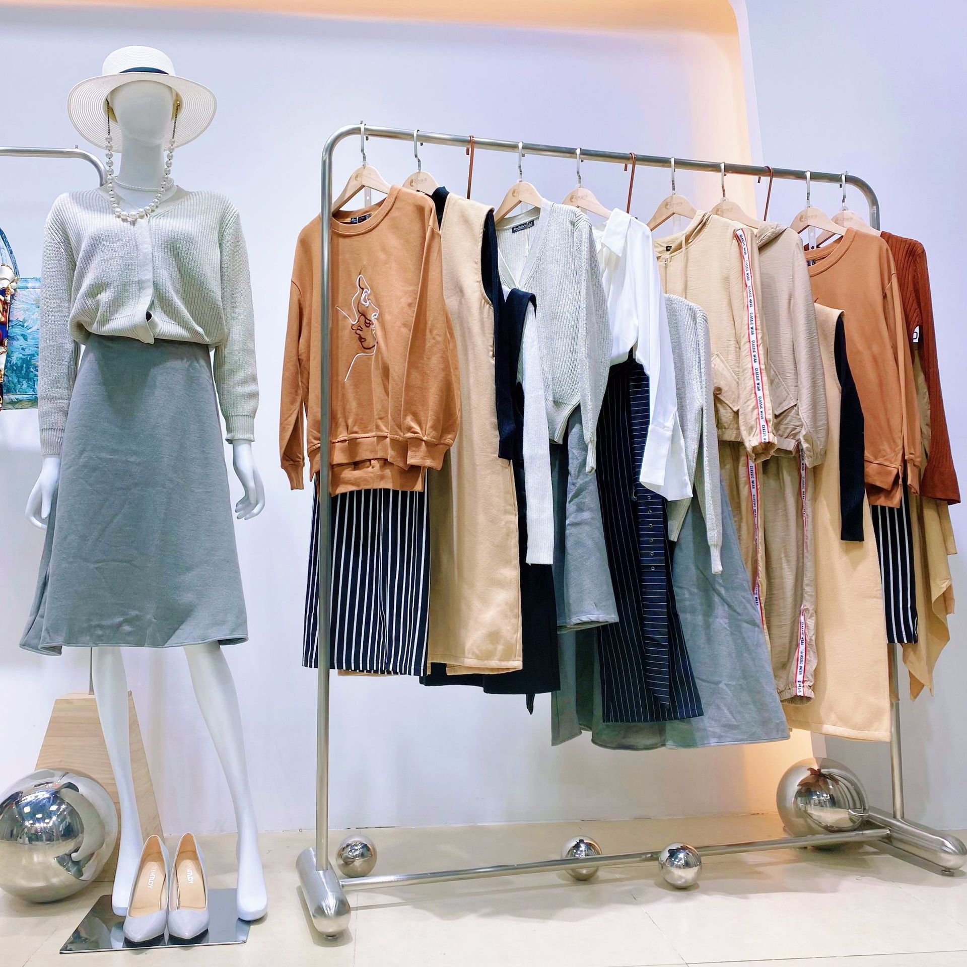 爱依服品牌折扣女装尾货杭州四季青服饰外贸尾单衣服批发地摊货源