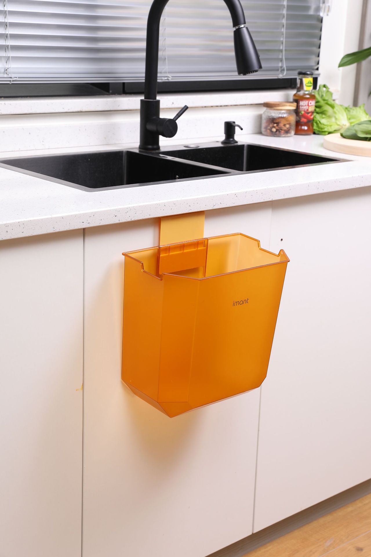 Kitchen Trash Can Wall-Mounted Toilet Living Room and Bathroom Wall-Mounted Covered Wastebasket Storage Bucket 0779-1