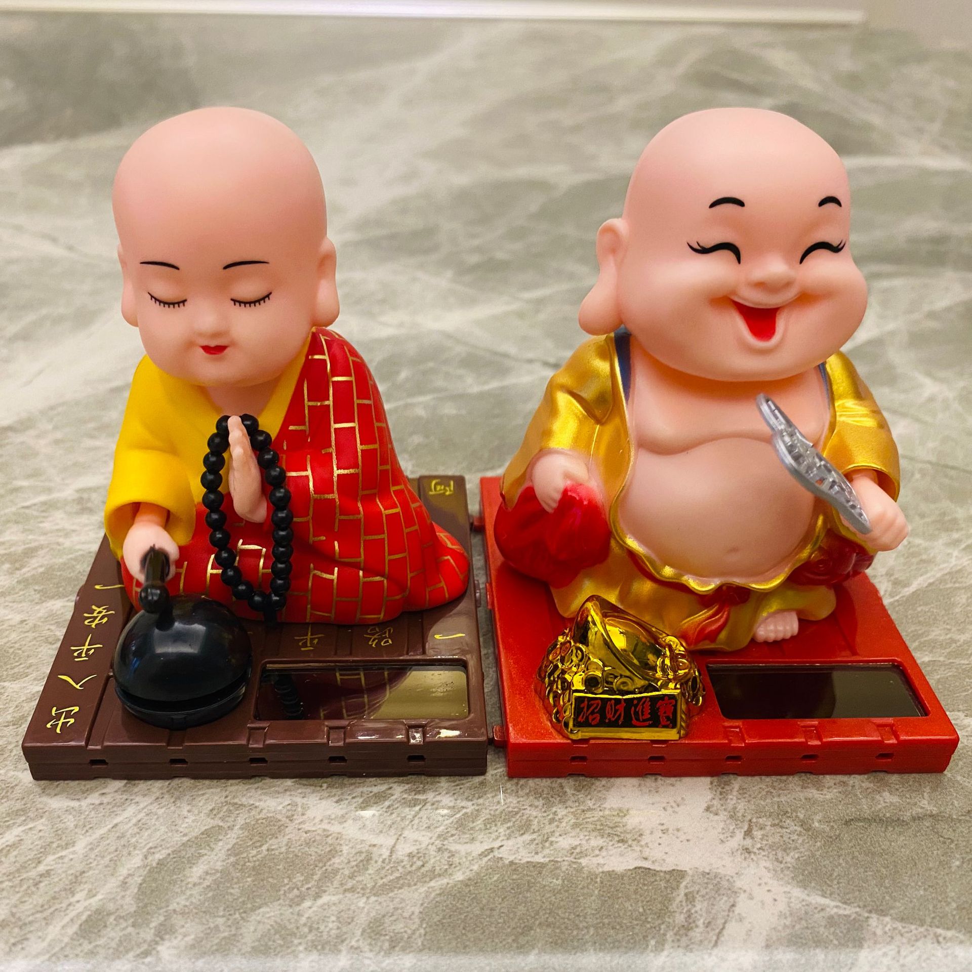 太阳能小和尚摇头公仔汽车小摆件弥勒佛小沙弥招财猫抖音办公摆件批发