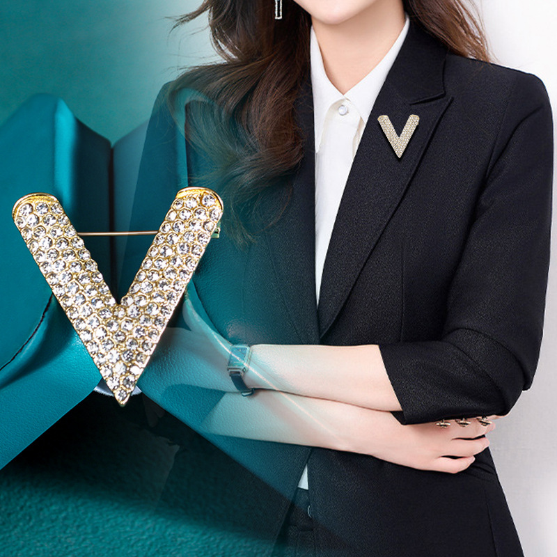 胸针女V字创意防走光高档仿珍珠胸花西装衬衫大衣别针配饰批发潮
