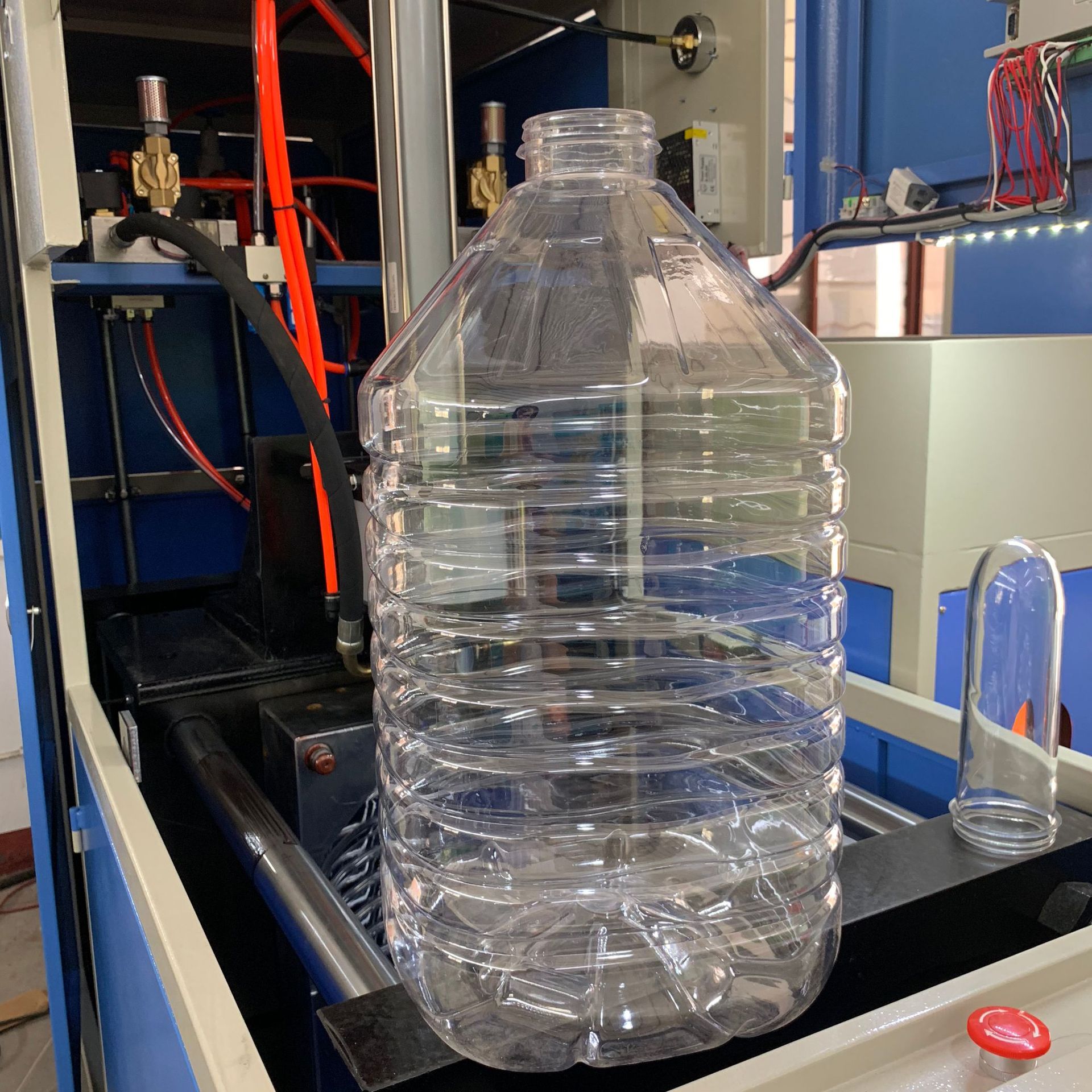 新款20升pet大桶塑料瓶吹瓶机饮料瓶二步法半自动吹瓶机