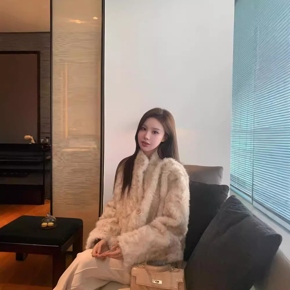 欧货小湖羊皮毛一体仿狐狸毛2024新款环保皮草毛毛外套女短款拼接