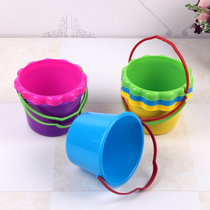 塑料水桶沙滩玩具小桶戏水小儿童宝宝捉鱼玩沙塑料水提桶画室桶