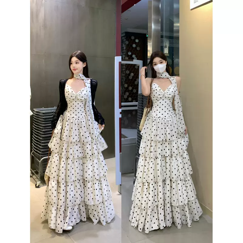 法式温柔V领波点吊带连衣裙女夏季新款大码胖mm气质度假蛋糕长裙