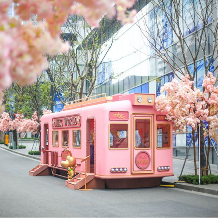 网红打卡美陈车厢 商超广场复古火车摆件 粉色带灯光电车厢体制作