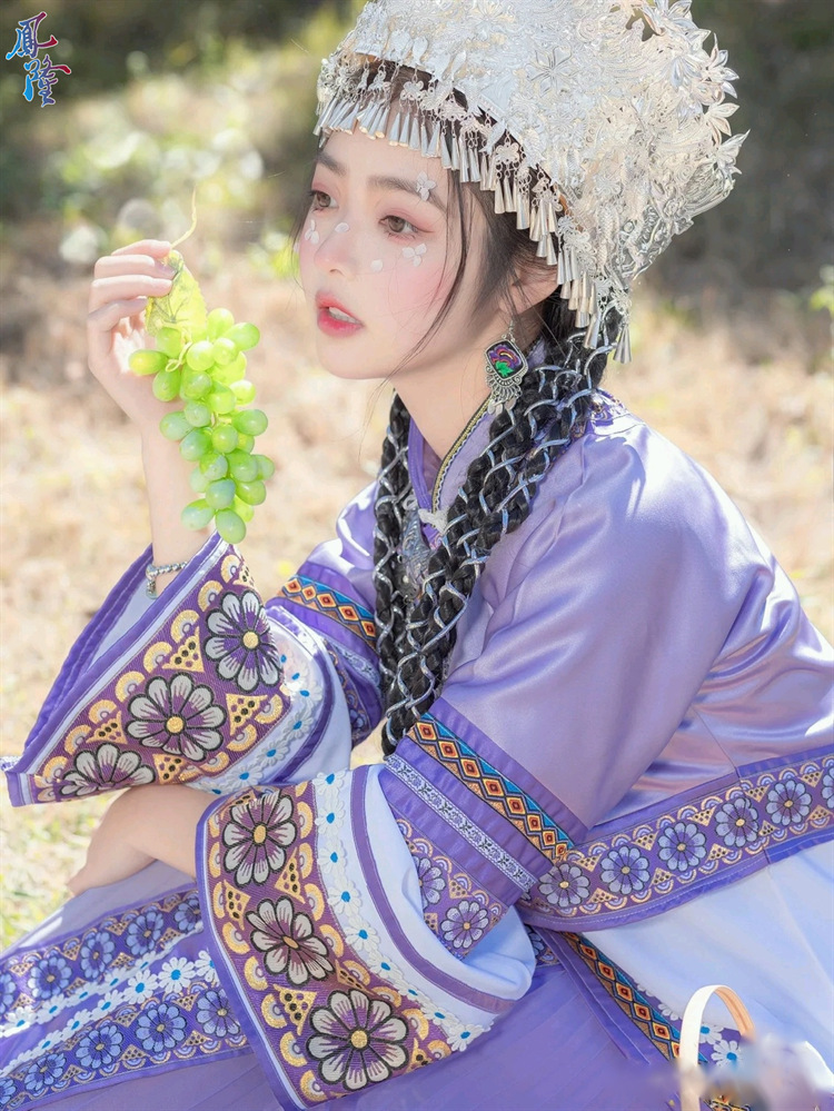 凤凰古城苗族服装女苗疆少女服饰紫色汉服舞台表演风旅拍摄影写真
