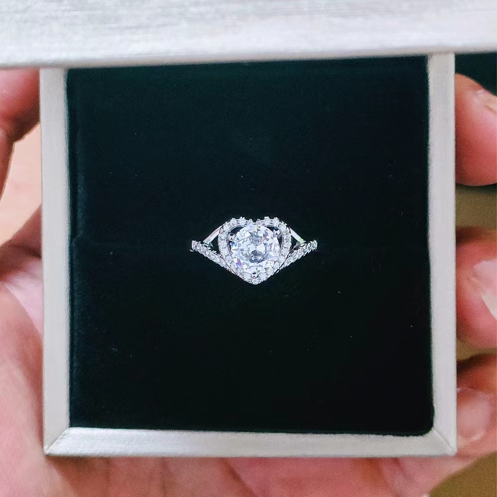 直播货源爱心镶钻戒指女小众开口时尚仿莫桑钻心形一克拉钻戒批发