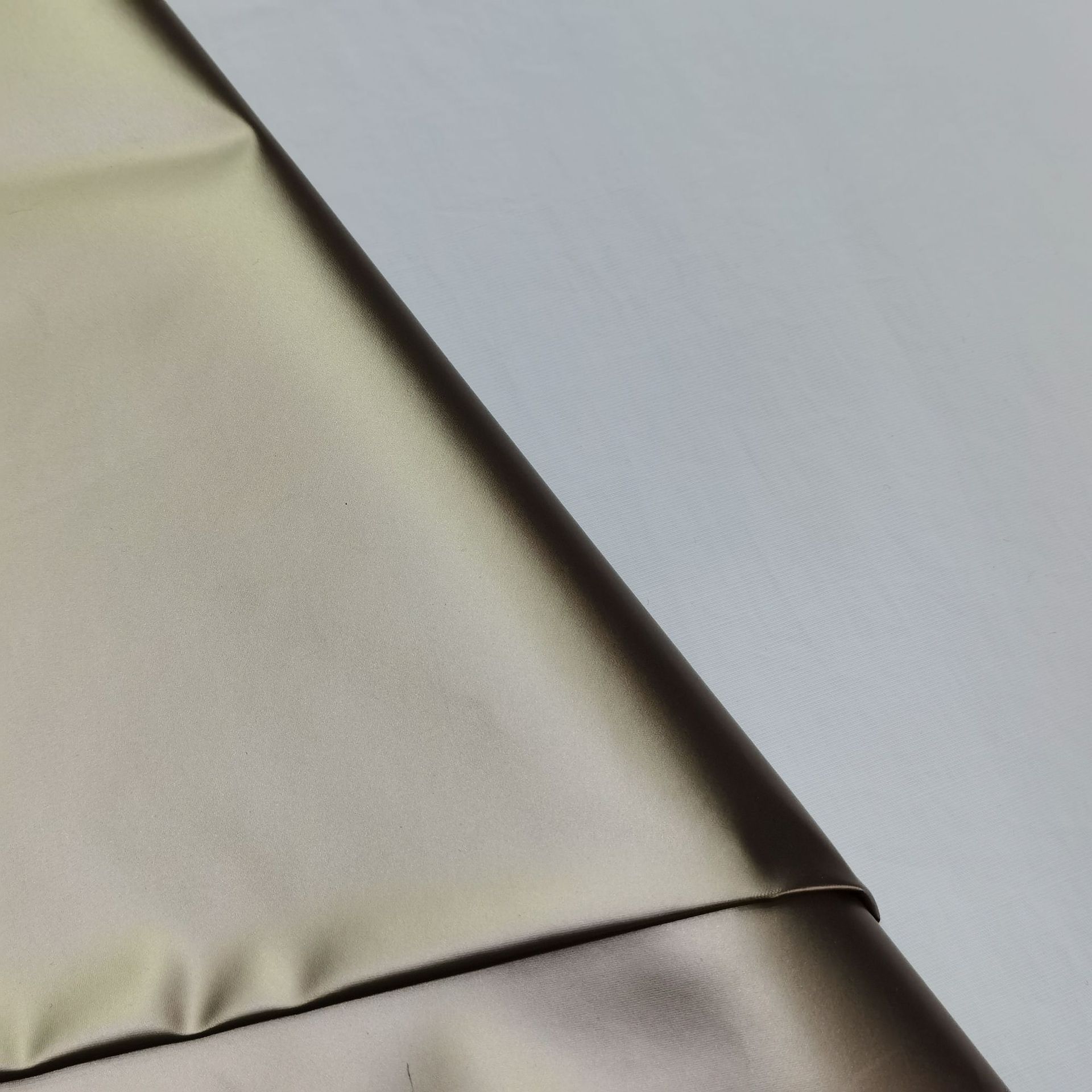 厂家直销亮面面料,时尚羽绒服外套面料,金属色亮面布料,现货供应,联系