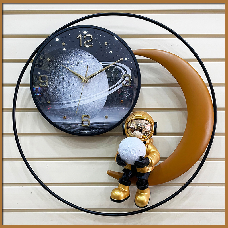 网红创意宇航员挂钟轻奢壁挂客厅时钟太空人装饰钟表个性石英钟