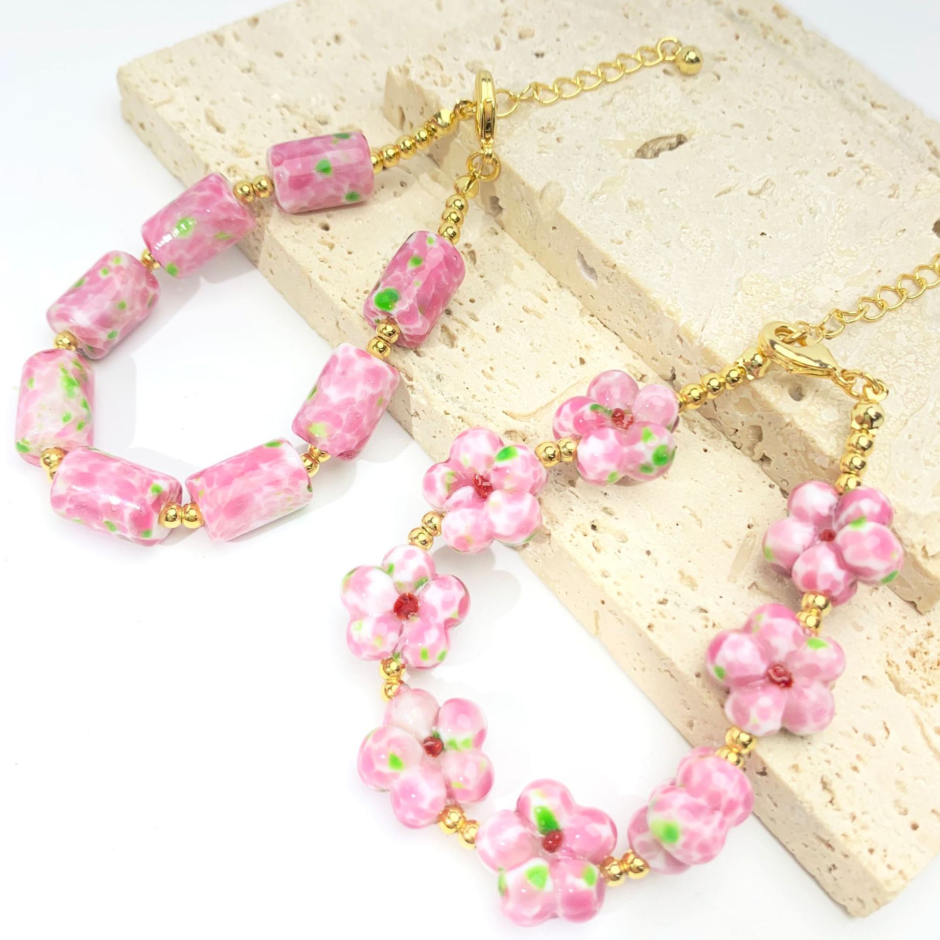 夏季新品复古手工粉蛙皮琉璃珠子花朵串珠手链设计感中古手串批发