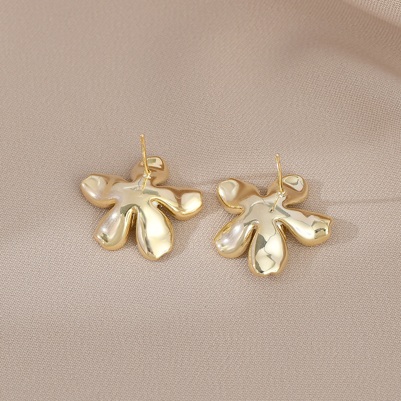 Sterling Silver Needle Korean Dongdaemun Elegant Stud Earrings for Women Niche Design Camellia Earrings Autumn and Winter Pearl Earrings