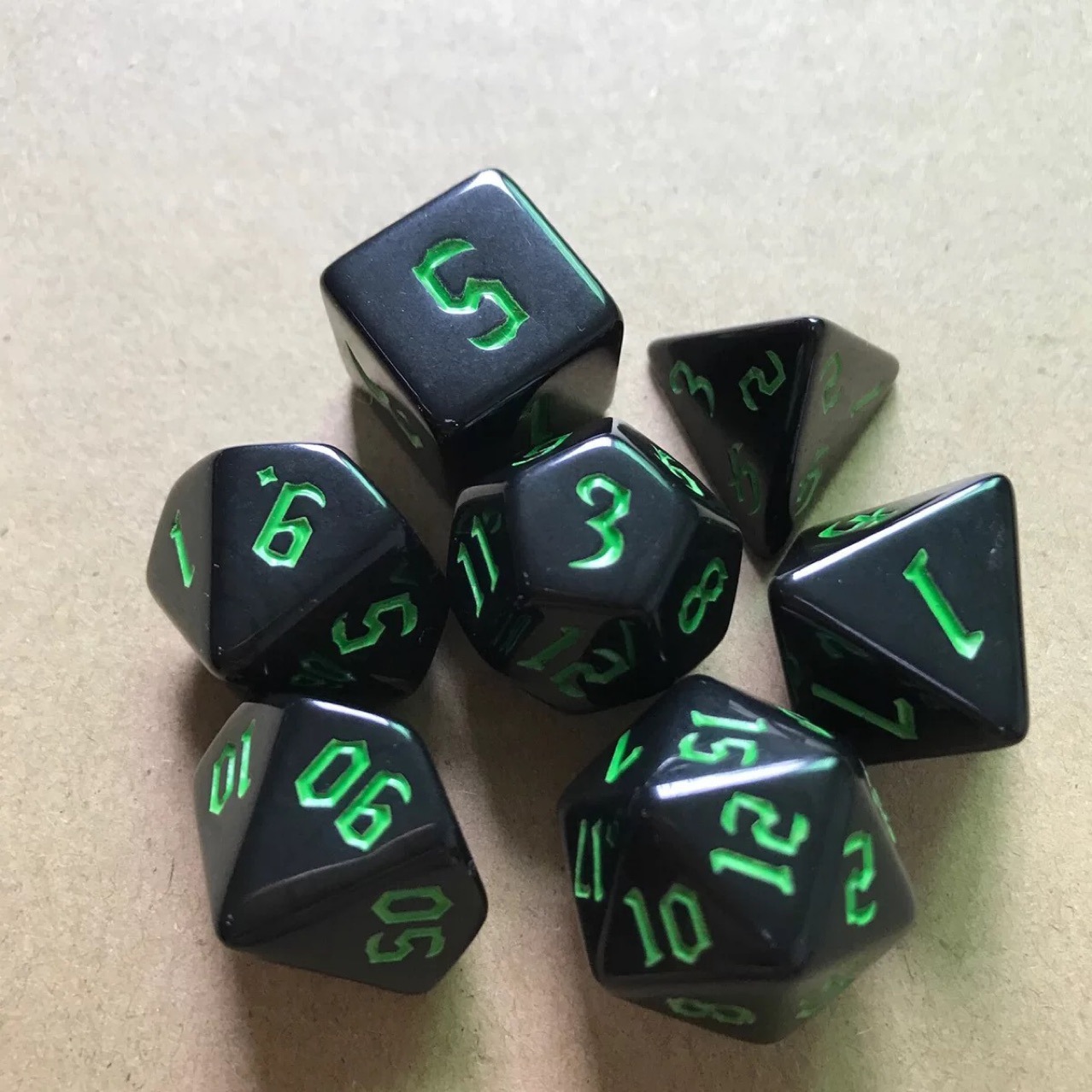 7颗一套套装多面数字骰子新款黑点彩油色子克苏鲁桌游dnd跑团跨境