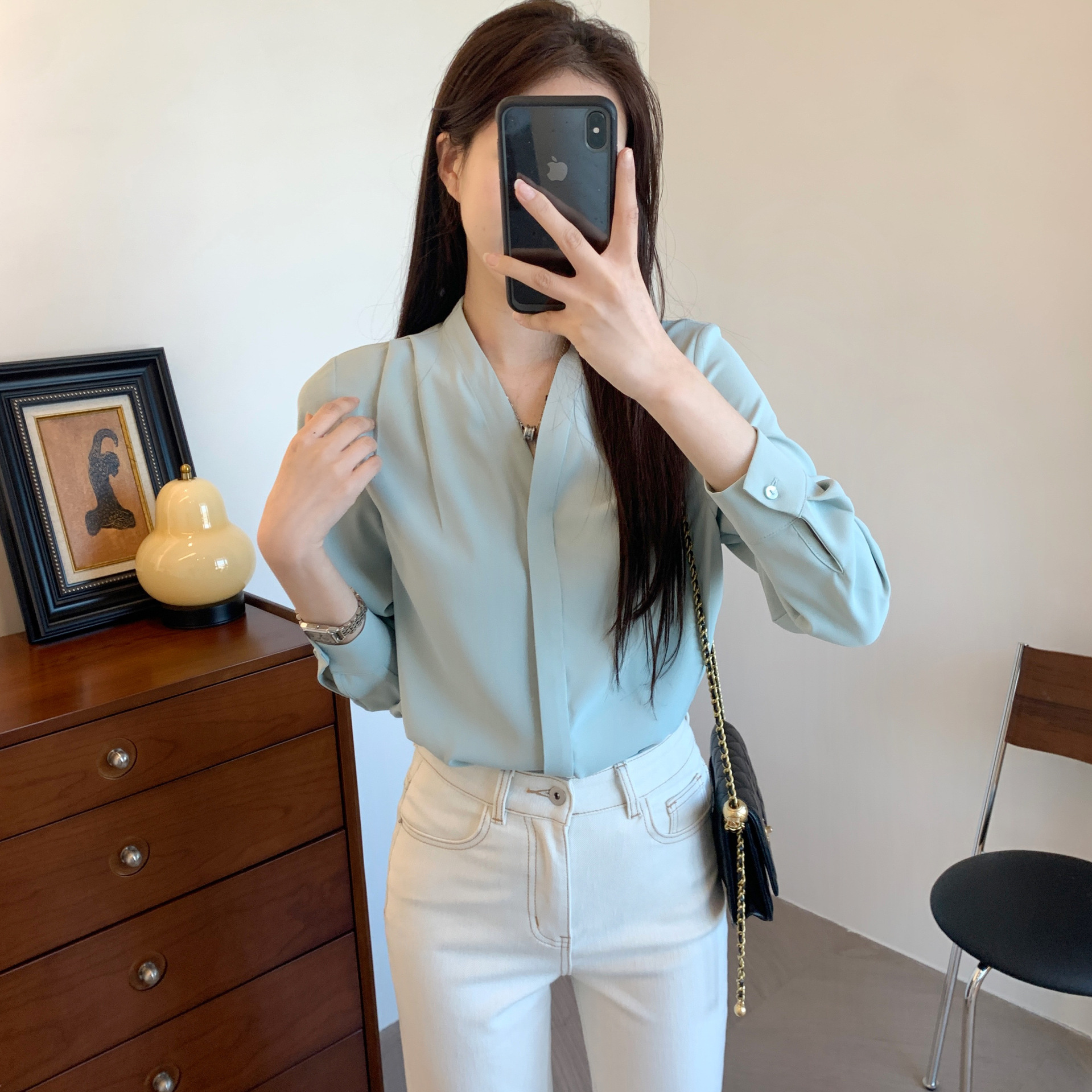 早春新 简约法式气质丝滑垂坠重工对称捏褶v领宽松衬衫女-阿里巴巴