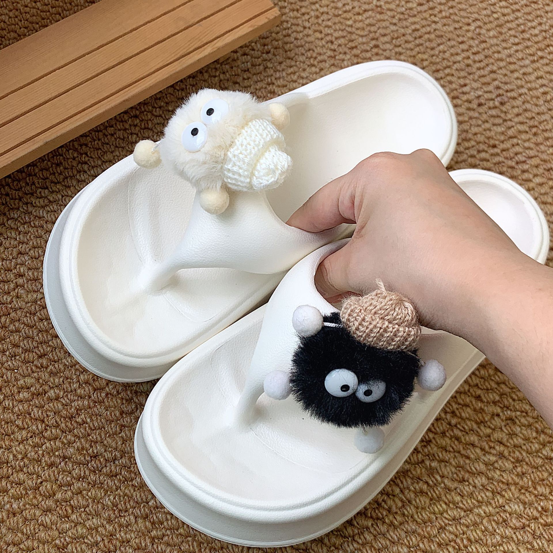 卡通可爱人字拖女夏季外穿2024新款网红踩屎感厚底夹脚凉拖鞋批发