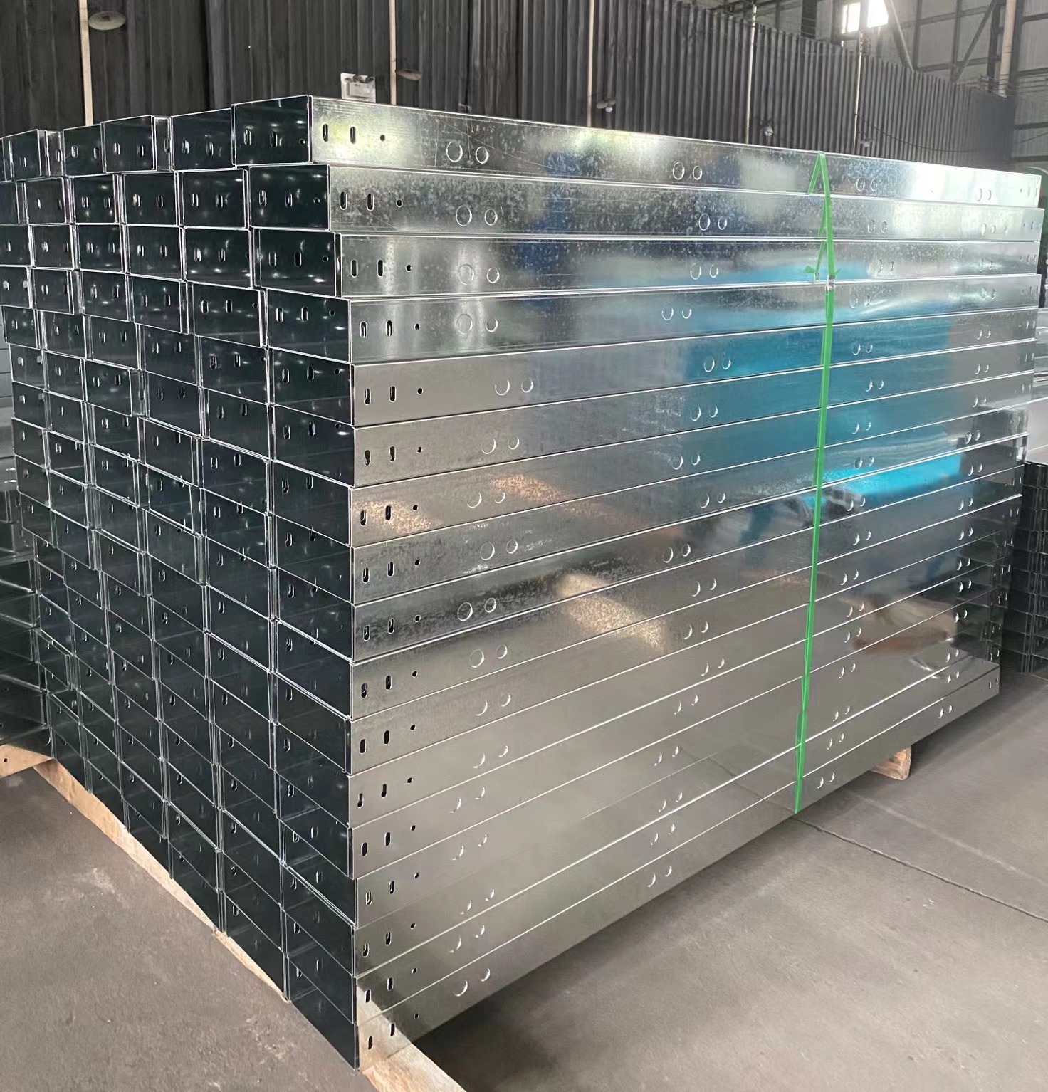 佛山工厂直供镀锌桥架槽式电缆线槽镀锌线槽镀锌槽盒铁线槽星槽