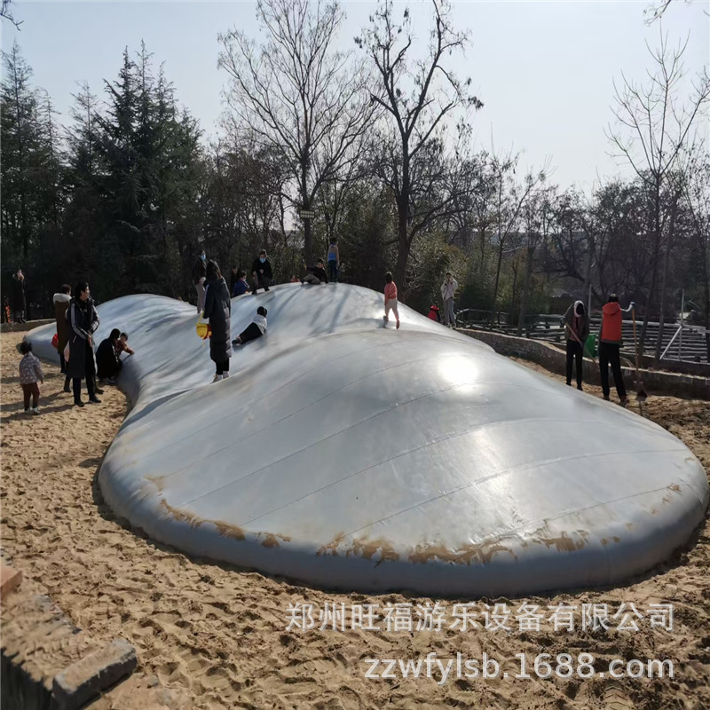 实拍大型儿童蹦蹦床设备沙滩充气蹦蹦云厂家景区农庄游乐设备