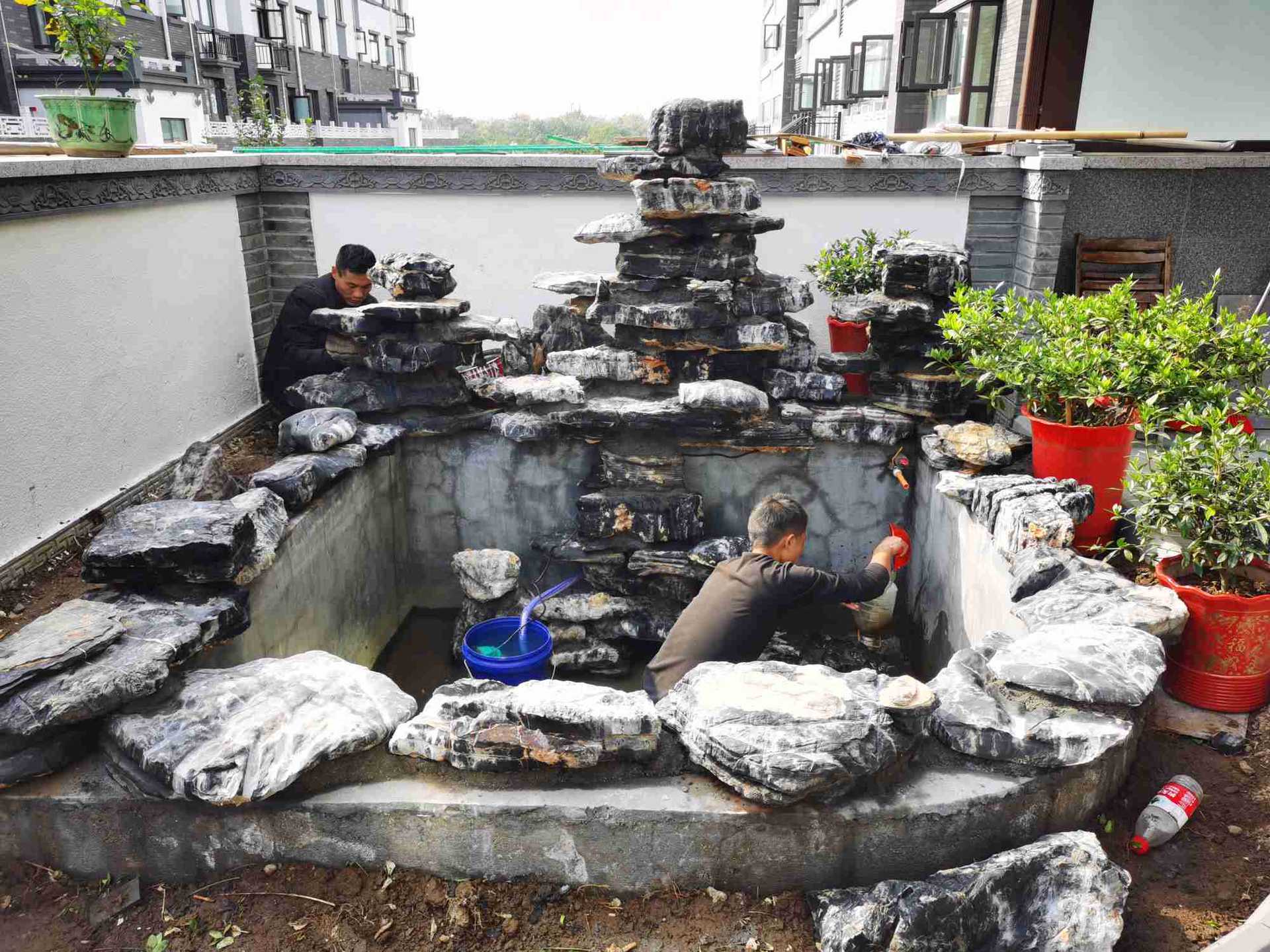 别墅小庭院制作小型鱼池假山景观 黄色千层石假山水池流水 安装