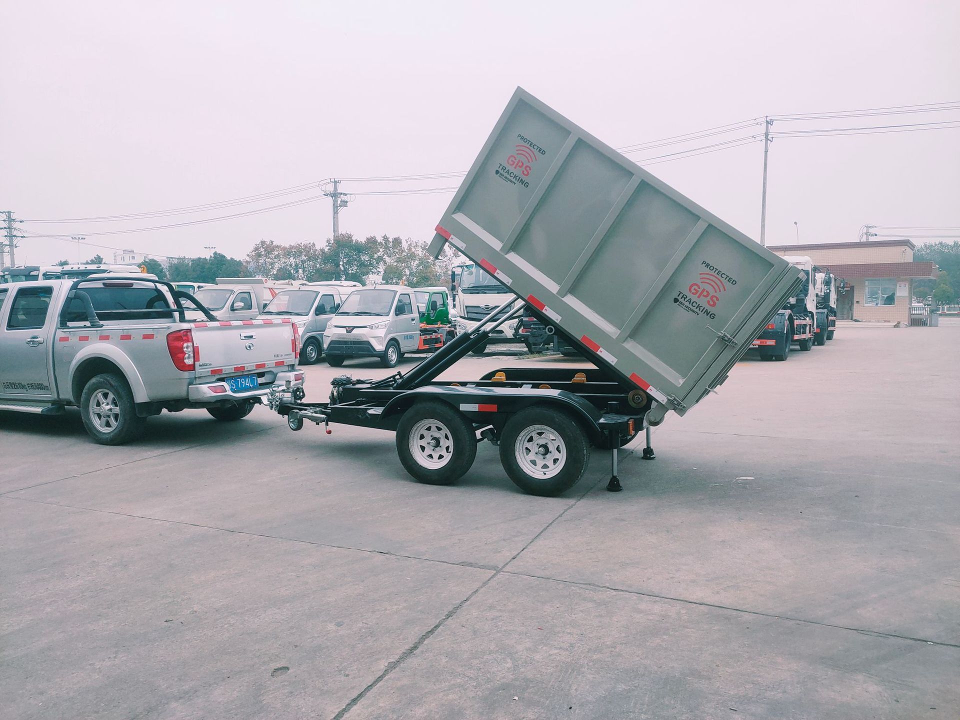 出口型拖挂式钩臂垃圾车 电动拖挂钩臂自卸车 车厢可卸式垃圾车