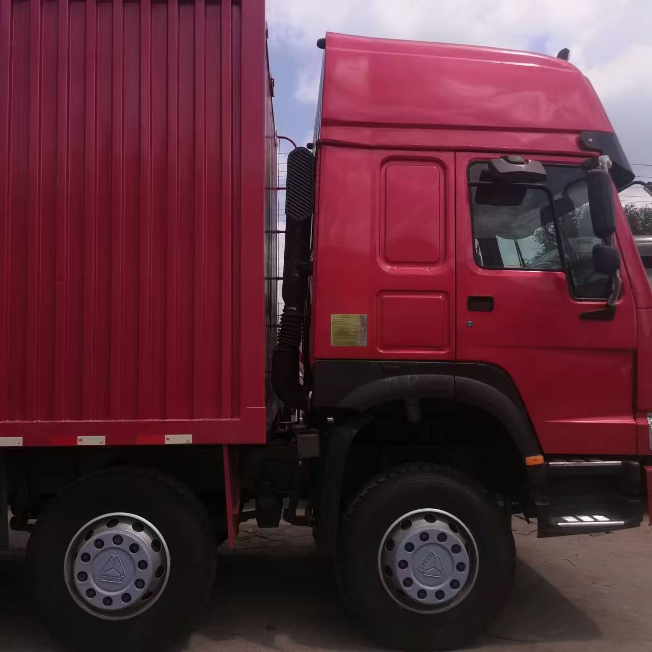 跨境出口/豪沃前四后八厢式货车/豪沃9米6大型厢货车xiangs