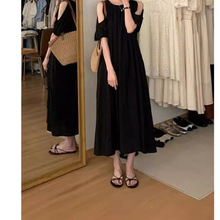 2024法式赫本风漏肩小黑裙女夏季设计感小众宽松显瘦连衣裙