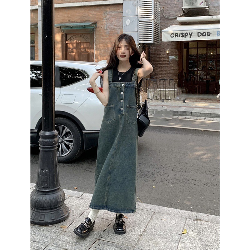 连衣裙复古女显牛仔衣裙连衣款瘦裙子龄水洗中长单排背带春季2024