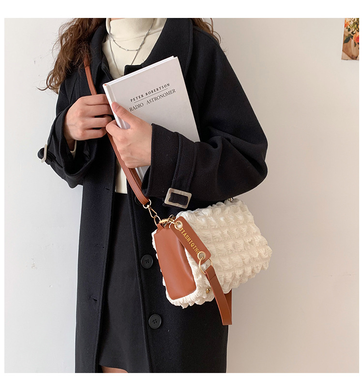 Autumn and Winter Boston Pillow Bag 2021 New Fashion Pleated Shoulder Messenger Bag This Year Popular Small Bag for Women