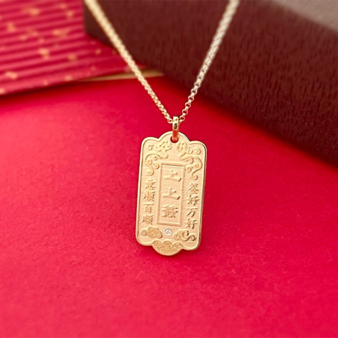 18k黄金方牌吊坠女水贝au750金上上签许愿牌方牌项链