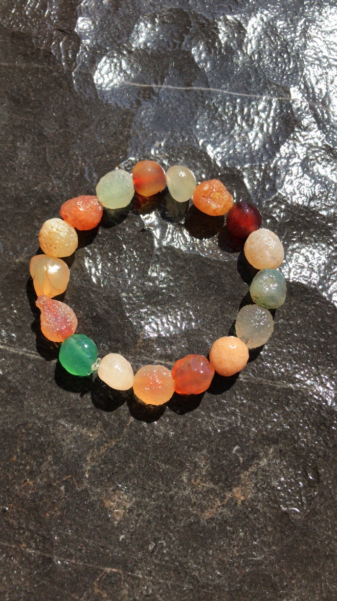 批发阿拉善戈壁原石玛瑙彩色手串饰品【微裂】-阿里巴巴