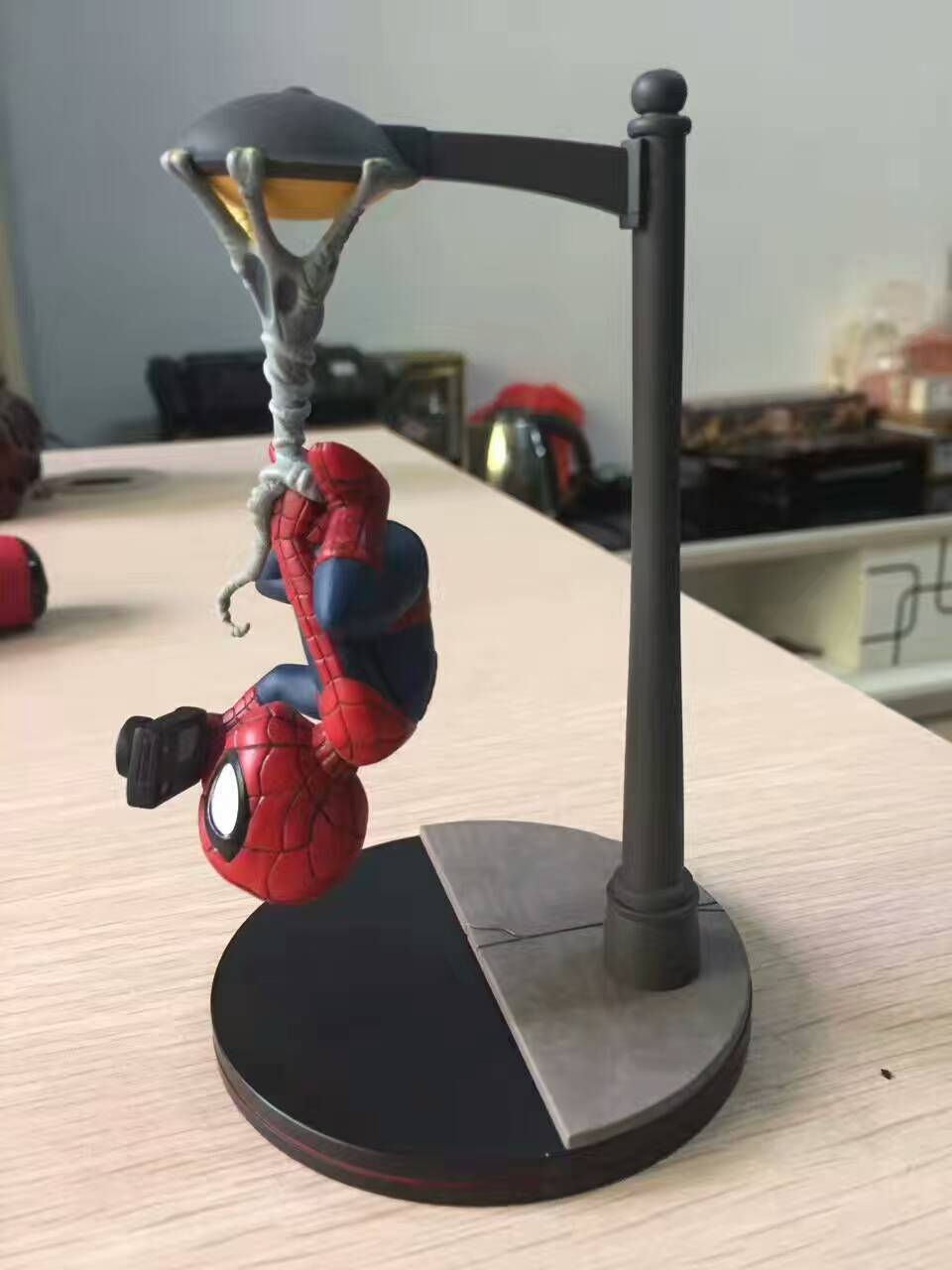 枫城动漫复仇者联盟 qmx 蜘蛛侠 spiderman q版 路灯倒吊相机手办