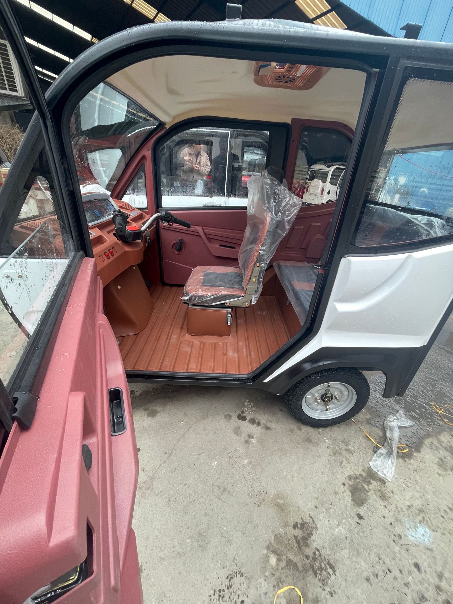 新款三轮车全封闭式老头乐电动车家用接送孩子成人老年助力代步车