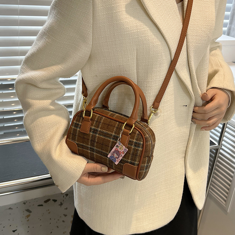 French Fashion Hand-Carrying Bag 2022 New Winter Plaid Woolen Elegant Shoulder Small Internet Red Crossbody Women's Bag