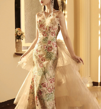 白色主持人星空模特走秀亮片中式敬酒服人鱼裙超仙年会挂脖式礼服