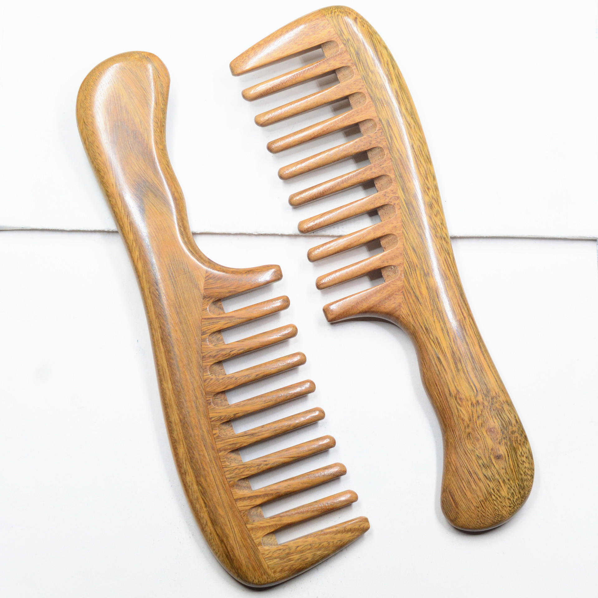 厂家直销批发云衡厚檀木大齿梳 按摩头梳 长柄正宗绿檀木梳子