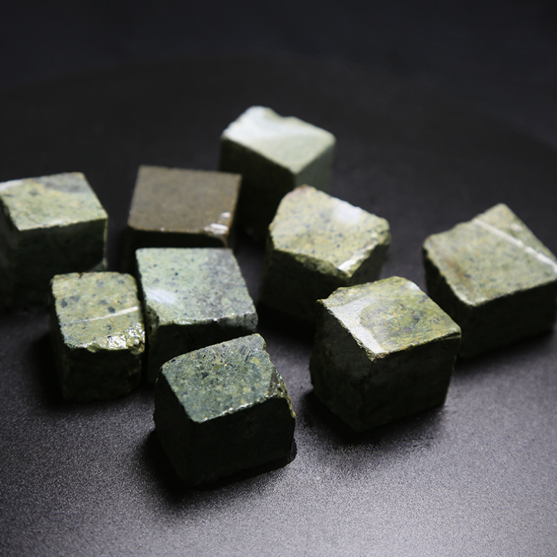 新疆五彩湾硅碳晶绿角砾绿天宝能量陨石切块泡茶煮饭石泡酒切块