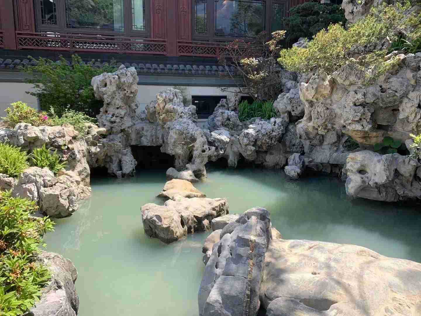 中式古典徽派庭院风格 太湖石假山景观 院内鱼池小假山建造设计