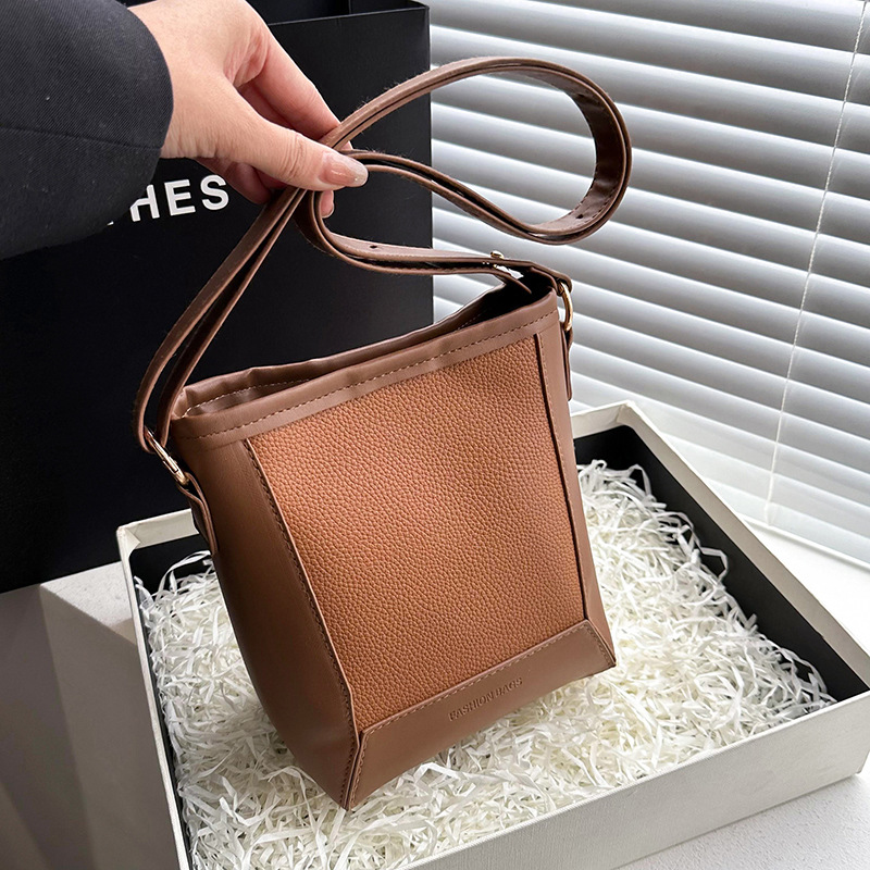 Bags Niche Bag High-Grade Shoulder Bag 2023 Summer Hong Kong Style Large-Capacity Bucket Bag Fashion Simple Tote Bag